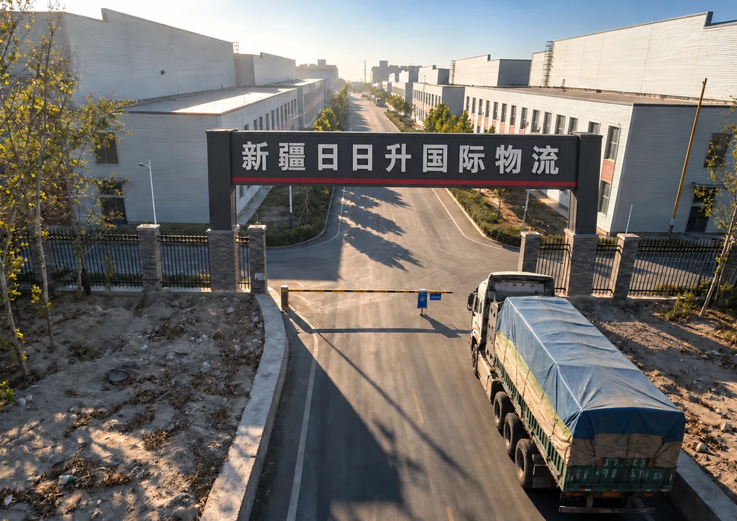 保留原园区俯拍场景并完善入口门架